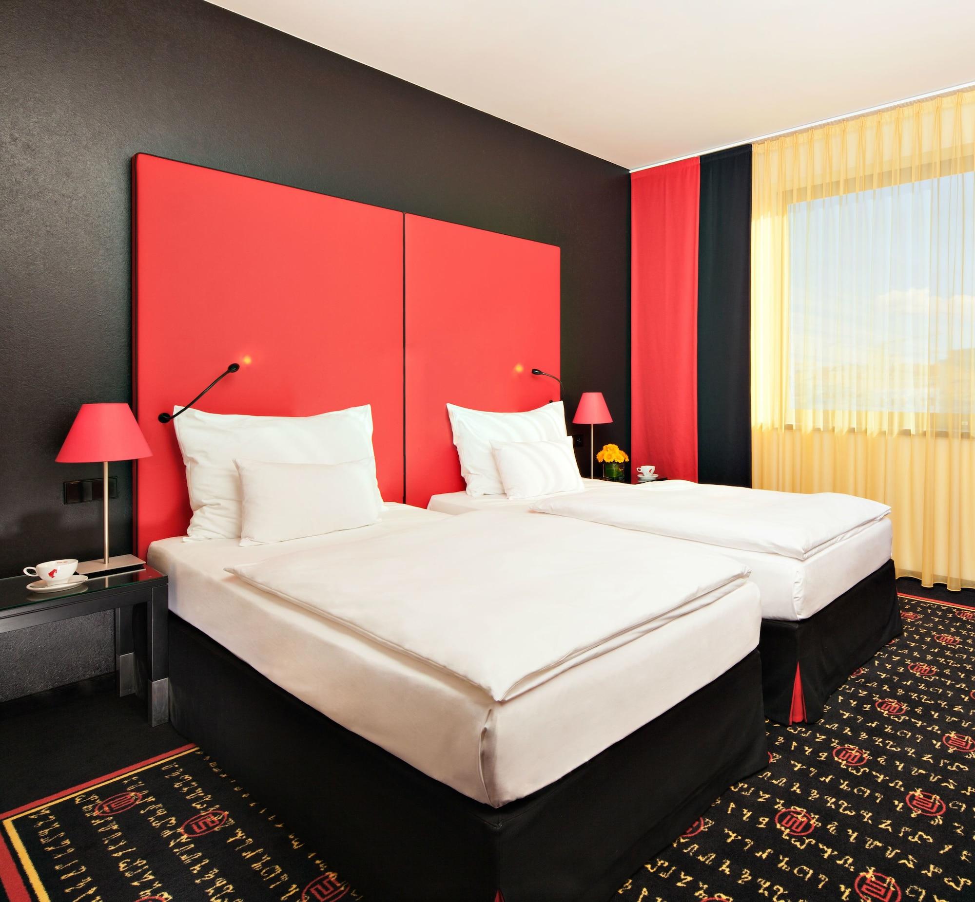Vienna House Easy Hotel 4*