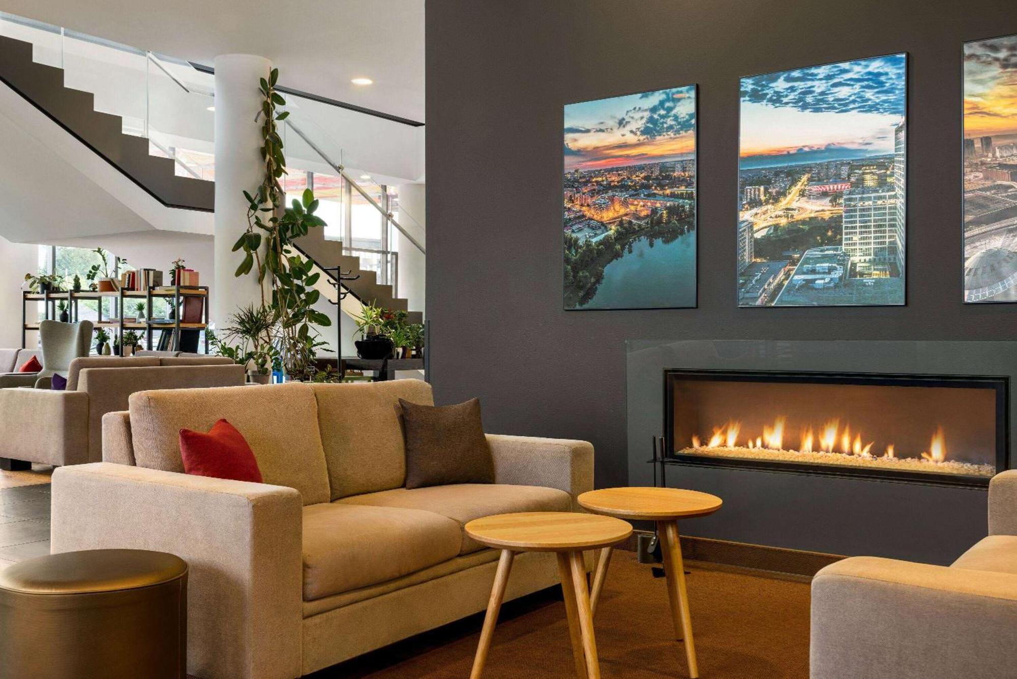 Vienna House Easy Hotel 4*